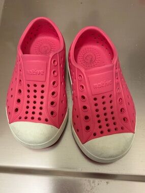 GUC Native Kids Hot Pink Slip-Ons, size 8